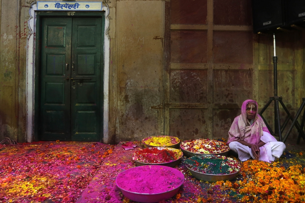 India je v eufórii, jar víta farebným sviatkom Holi