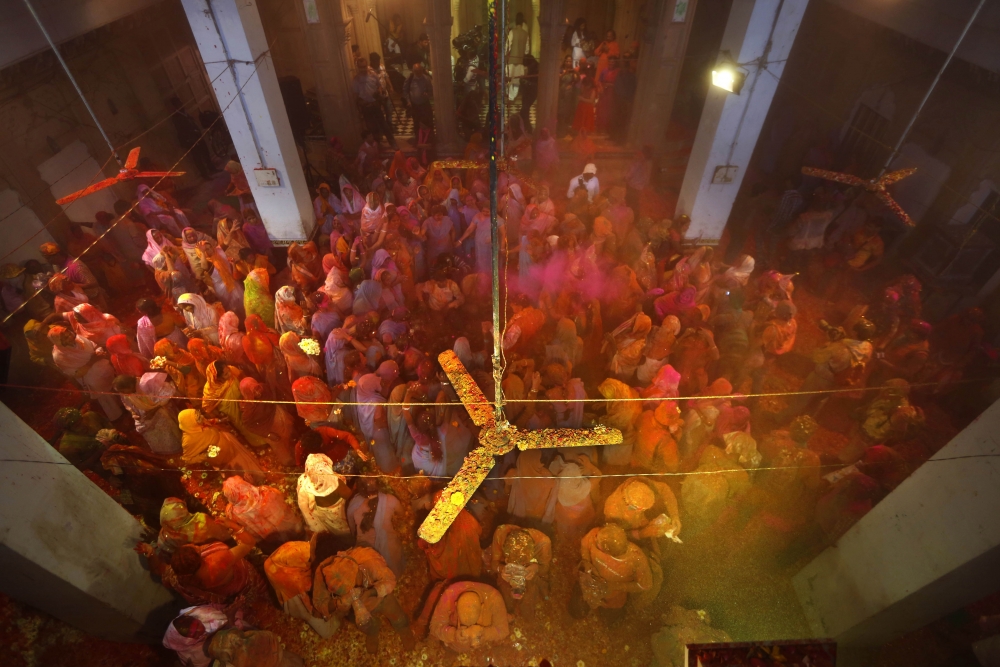 India je v eufórii, jar víta farebným sviatkom Holi