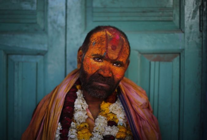 India je v eufórii, jar víta farebným sviatkom Holi