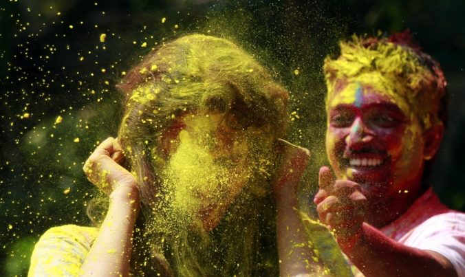 India je v eufórii, jar víta farebným sviatkom Holi