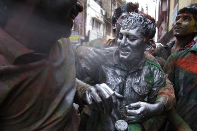 India je v eufórii, jar víta farebným sviatkom Holi