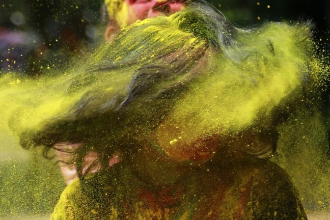 India je v eufórii, jar víta farebným sviatkom Holi