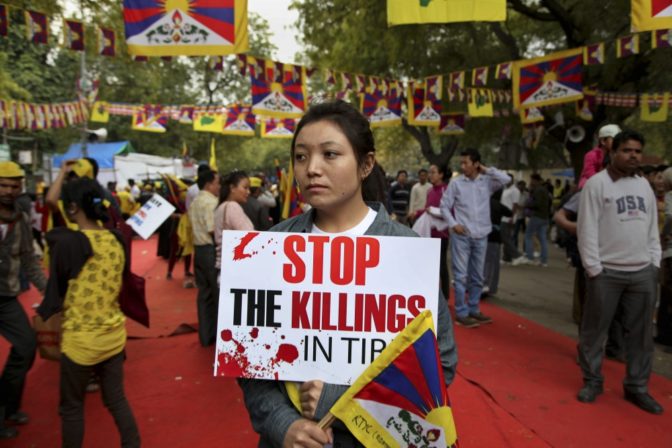 Indiou otriasajú protesty, ľudia žiadajú stop vraždeniu v Tibete