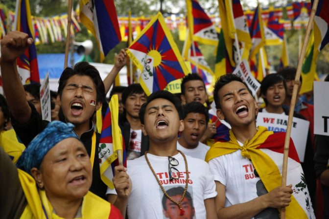 Indiou otriasajú protesty, ľudia žiadajú stop vraždeniu v Tibete