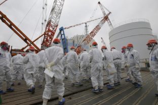 Japonci si pripomínajú katastrofické zemetrasenie pri Fukušime