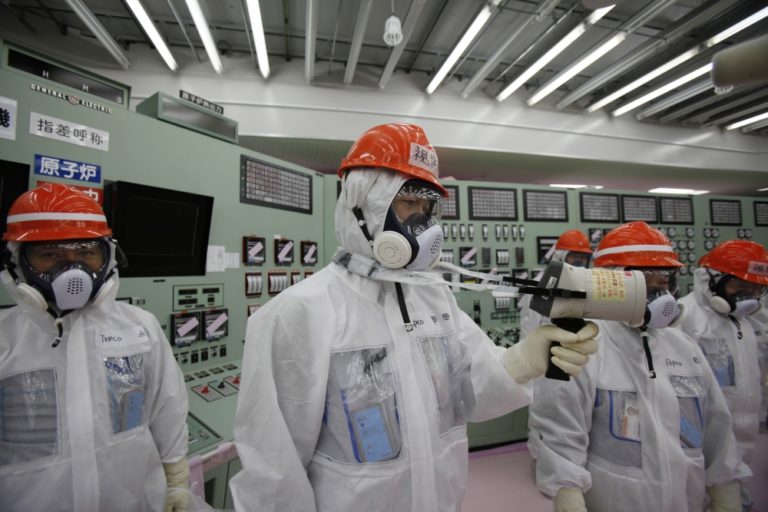 Japonci si pripomínajú katastrofické zemetrasenie pri Fukušime