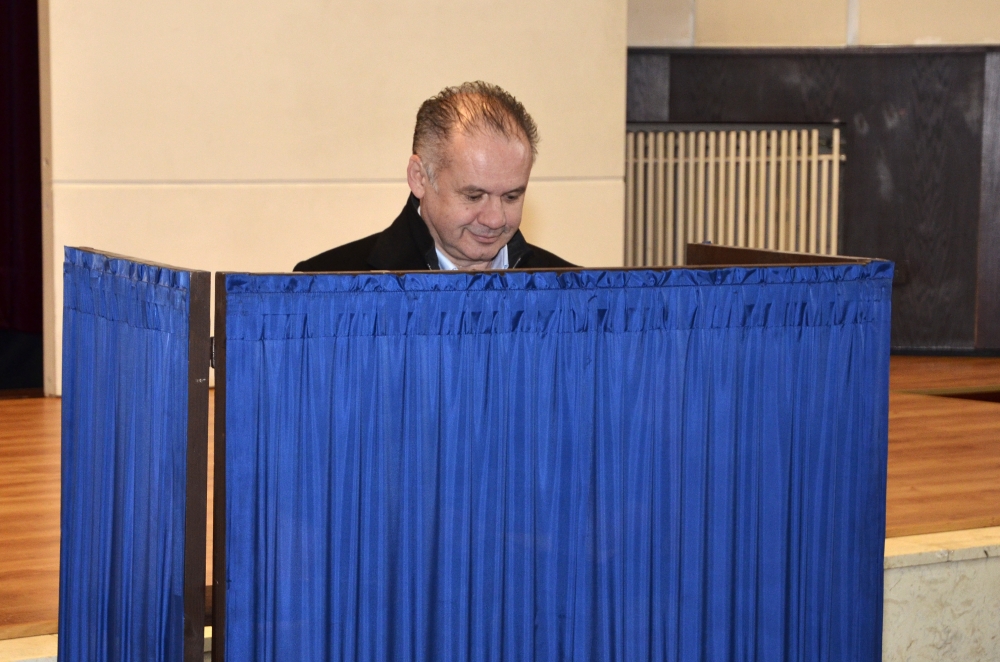 K volebným urnám sa vybrali aj kandidáti na prezidenta