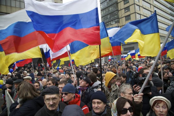 Krym rozdeľuje aj Rusov, v Moskve protestovali za pripojenie, aj proti