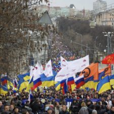 Krym rozdeľuje aj Rusov, v Moskve protestovali za pripojenie, aj proti