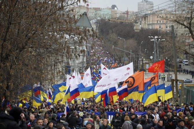 Krym rozdeľuje aj Rusov, v Moskve protestovali za pripojenie, aj proti