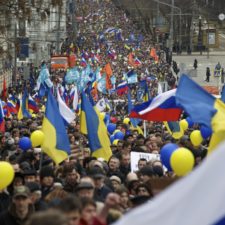 Krym rozdeľuje aj Rusov, v Moskve protestovali za pripojenie, aj proti