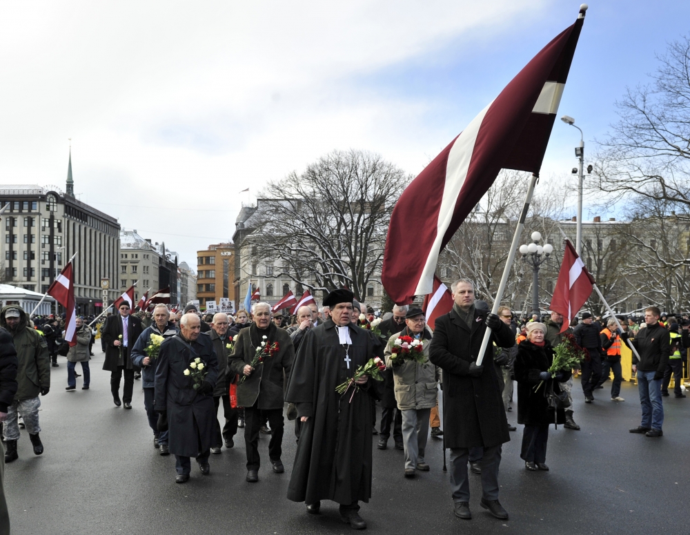 Lotyši si uctili veteránov z Waffen SS, do ulíc šli s transparentmi