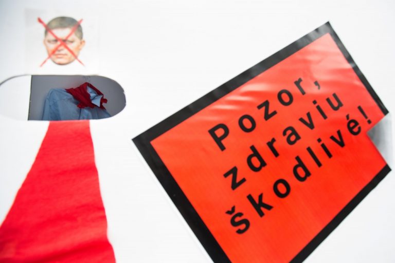 Mimovládka má v zuboch Fica, spustila obrázkovú antikampaň