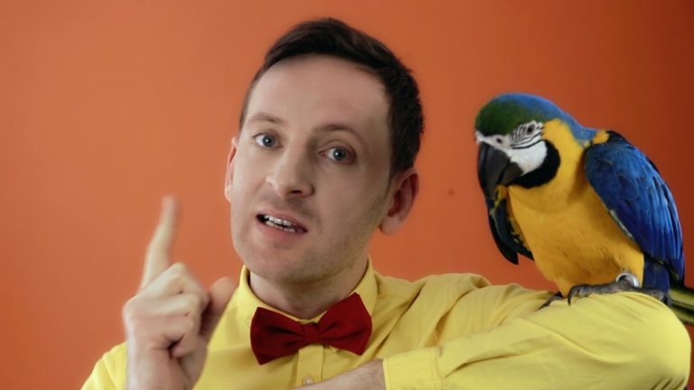 Miro Jaroš pokrstil detskú knihu s papagájom