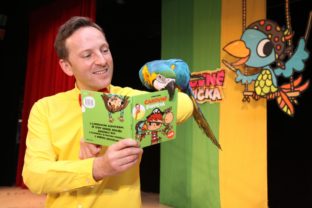 Miro Jaroš pokrstil detskú knihu s papagájom