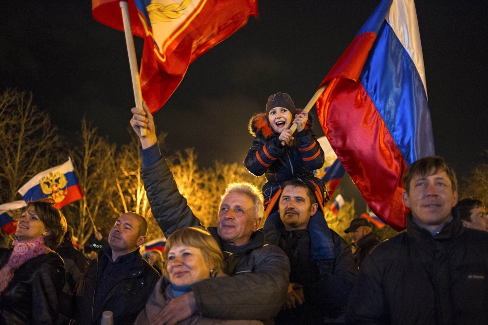 Na Kryme zaviali ruské vlajky, ľudia oslavujú výsledok referenda