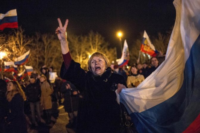 Na Kryme zaviali ruské vlajky, ľudia oslavujú výsledok referenda