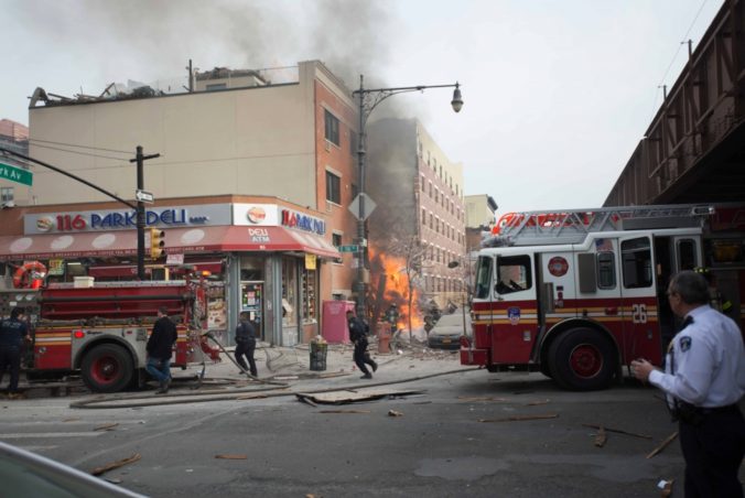 New Yorkom otriasla explózia, zrútili sa dve budovy