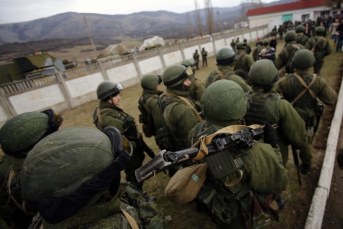 Po Kryme pochodujú neoznačení vojaci, Putin povolil inváziu