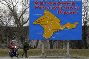 Po Kryme pochodujú ruskí vojaci, pod kontrolou majú väčšinu poloostrov