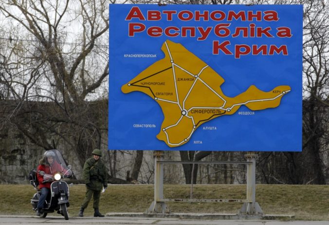 Po Kryme pochodujú ruskí vojaci, pod kontrolou majú väčšinu poloostrov