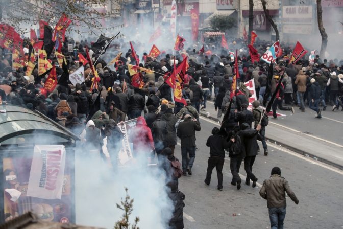 Pohreb obete minuloročného násilia v Turecku bol plný nepokojov