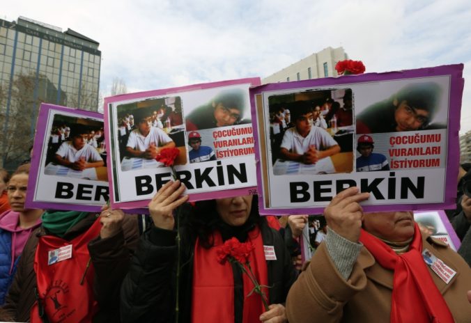 Pohreb obete minuloročného násilia v Turecku bol plný nepokojov