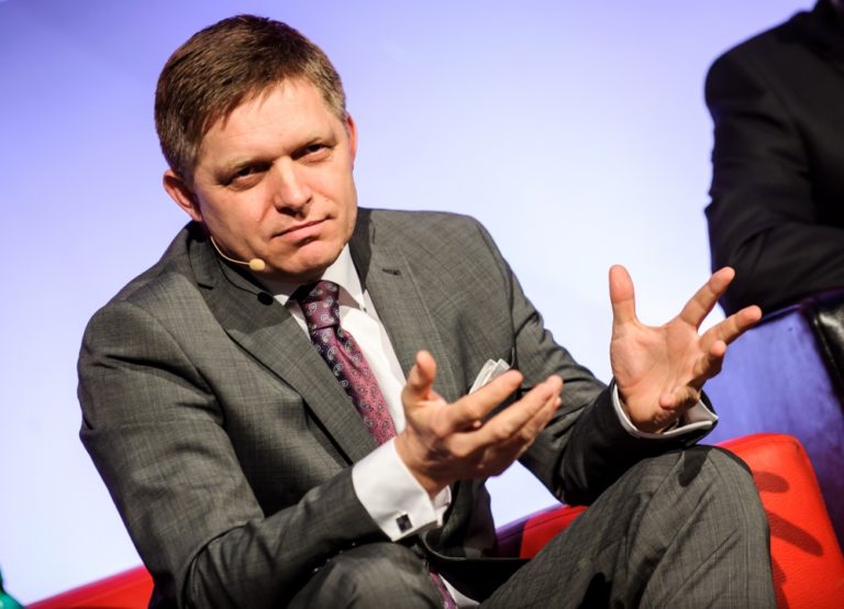 Robert Fico utešil stovky žien, Smer oslavoval MDŽ