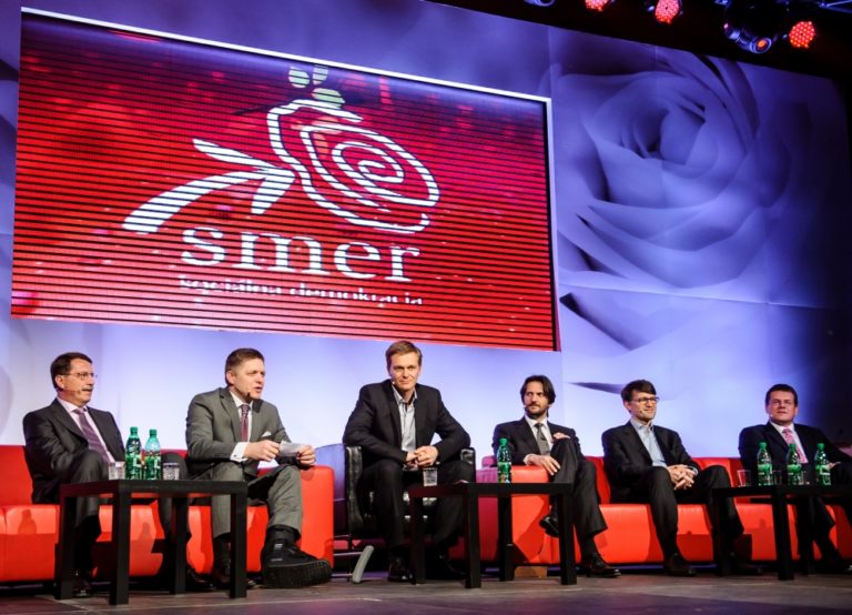 Robert Fico utešil stovky žien, Smer oslavoval MDŽ