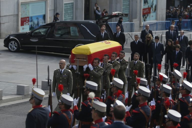 Španielsko sa lúči s expremiérom, ktorý ich doviedol k demokracii