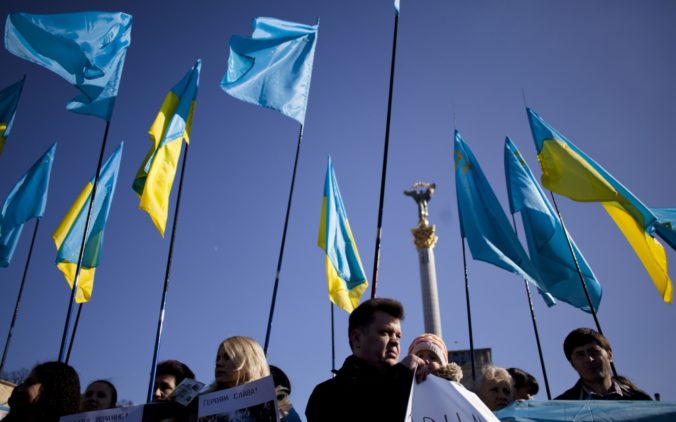 Ukrajinské základne obsadené, ľudia protestujú v Donecku.