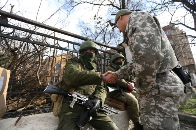 Ukrajinskí vojaci sa sťahujú zo základní na Kryme