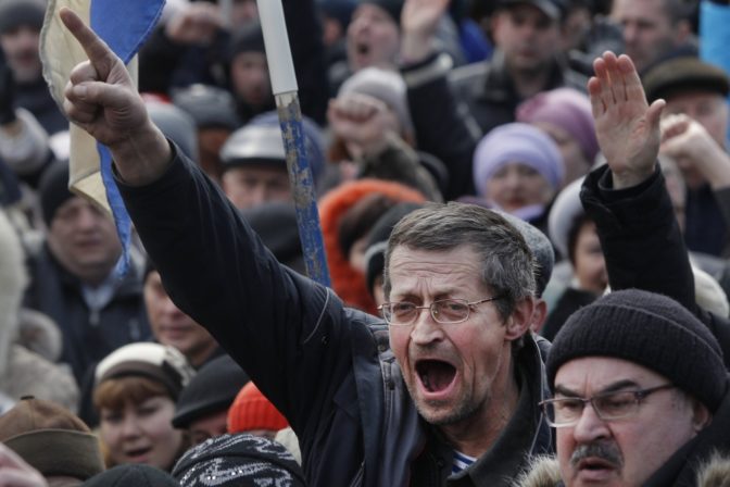 Ukrajinský bývalý ropný magnát Chodorovský oslovil dav na námestí v Ky