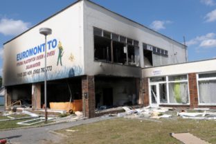 V továrni na okná v Topoľčanoch vybuchla bomba