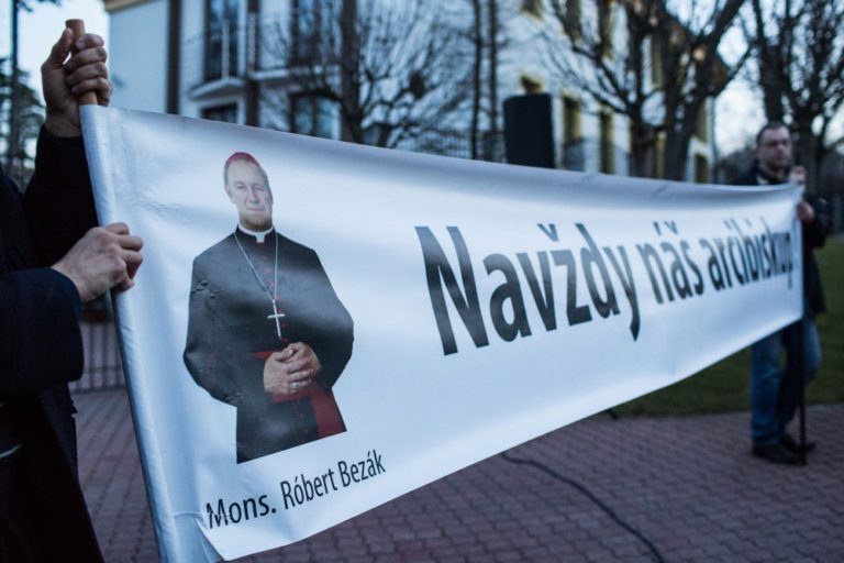 Veriaci sa modlili za Bezáka na jeho narodeniny
