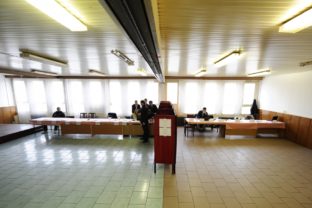 Volebná miestnosť na Luníku IX zívala prázdnotou