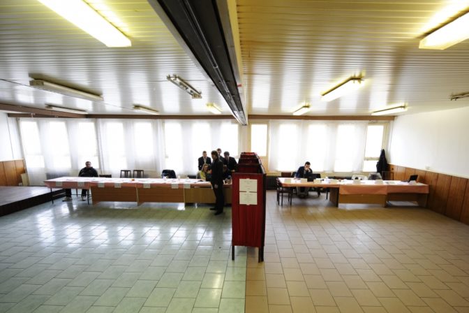 Volebná miestnosť na Luníku IX zívala prázdnotou