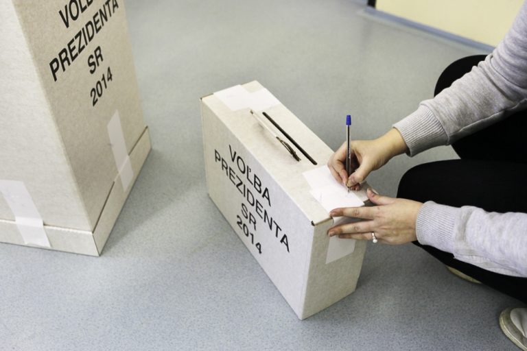 Volí sa aj v Banskej Bystrici, voliči chodia od rána