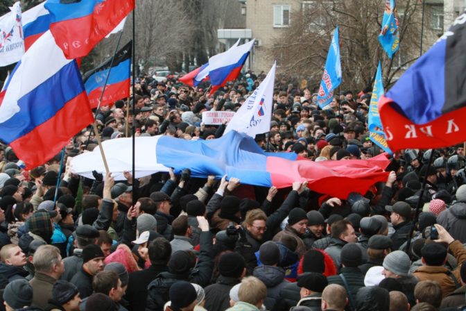 Východ Ukrajiny zachvátili masové proruské demonštrácie