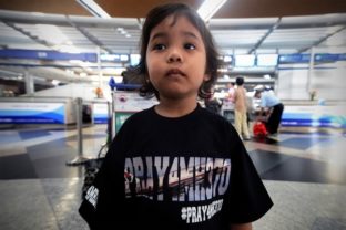 Za zmiznuté malajzijské lietadlo sa modlí celý svet