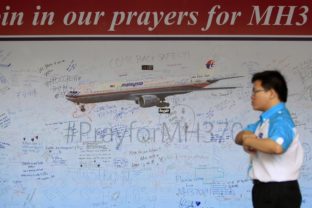 Za zmiznuté malajzijské lietadlo sa modlí celý svet
