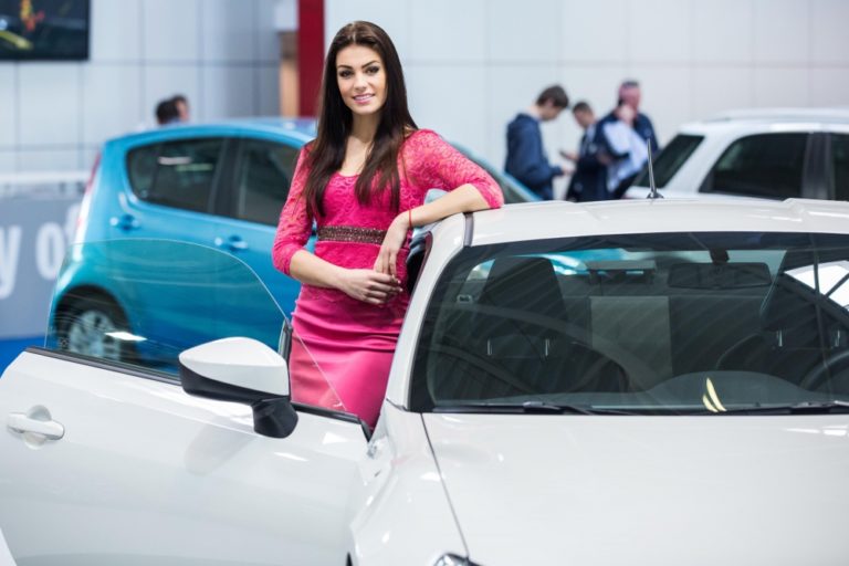 Autá a ženy idú dokopy, autosalón je jasným dôkazom