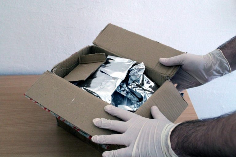 Colníci zadržali sytetickú marihuanu
