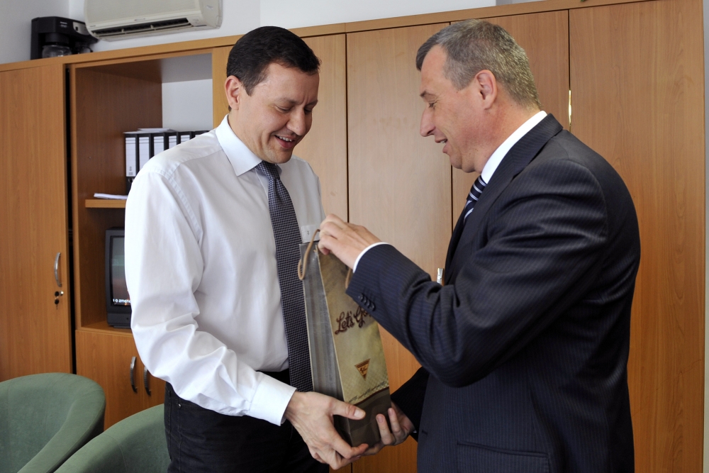 Daniel Lipšic prijíma fľašu od Pavla Zajaca