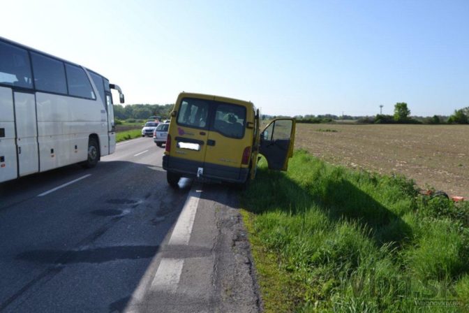 Dráma na ceste, pre bežiacu srnku sa zrazili tri autá