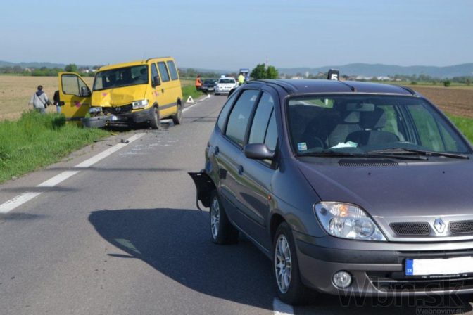 Dráma na ceste, pre bežiacu srnku sa zrazili tri autá