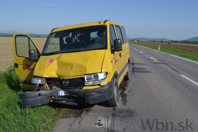 Dráma na ceste, pre bežiacu srnku sa zrazili tri autá