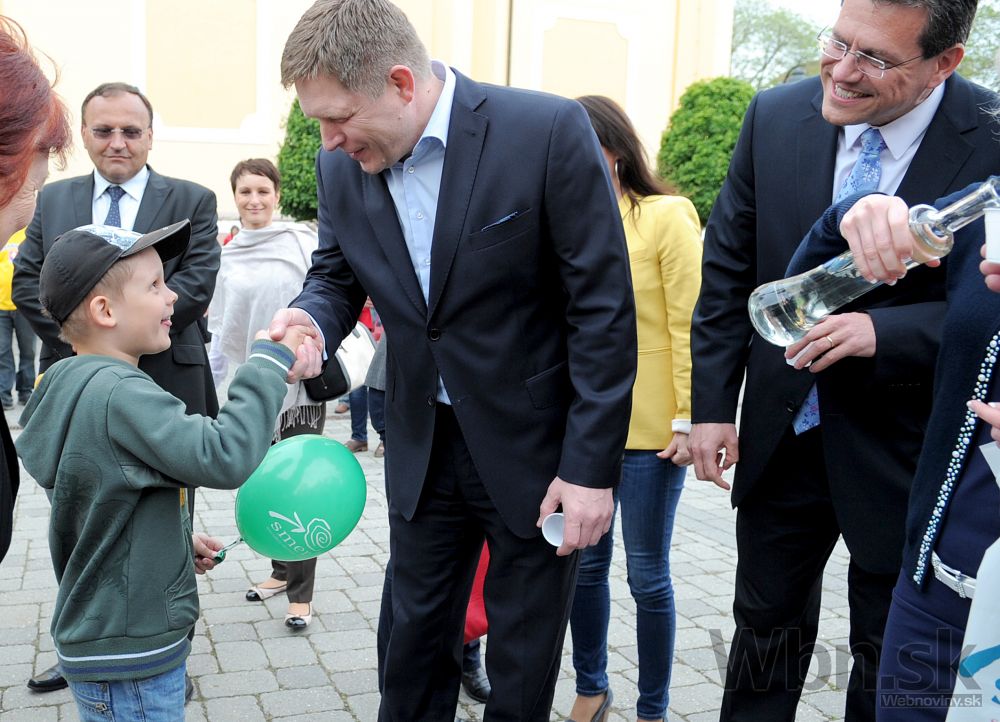 Fico opäť vyšiel medzi ľud, v Topoľčanoch staval máj