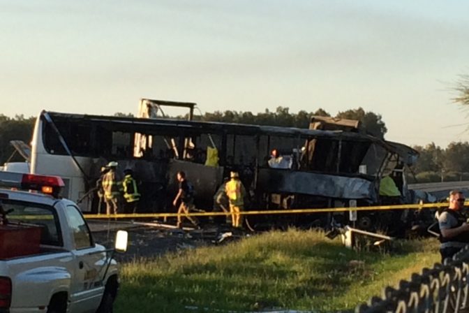 Kamión v USA vrazil do autobusu so školákmi, hlásia obete