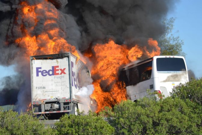 Kamión v USA vrazil do autobusu so školákmi, hlásia obete